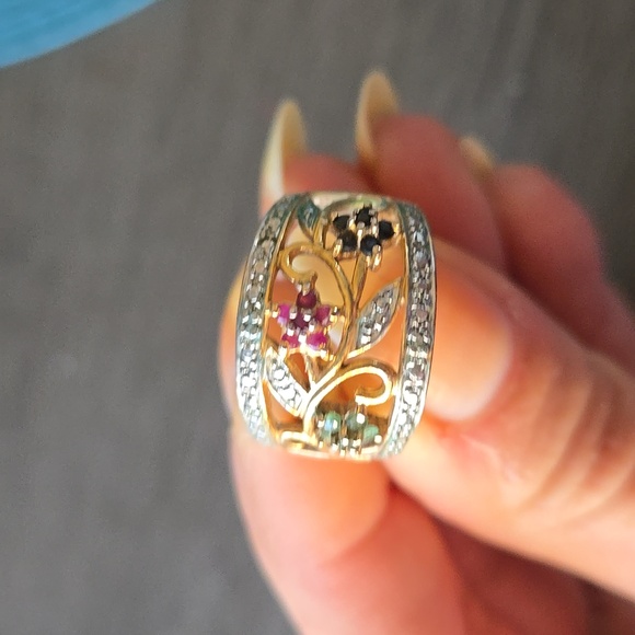Elegant Gold and Silver Floral Ring. Size 8 - Picture 2 of 7